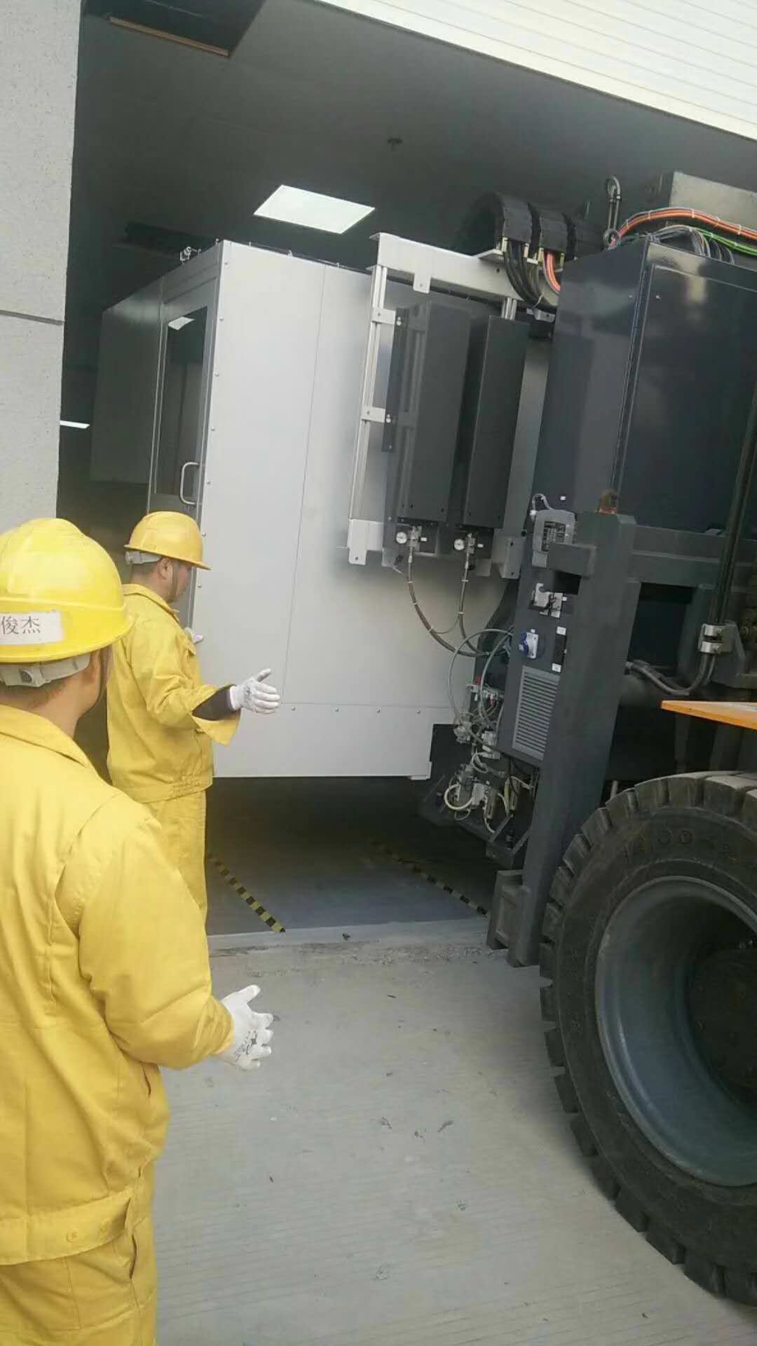 亞洲地區(qū)唯一一臺(tái)1米徑QED磁流變高精密拋光機(jī)搬運(yùn)